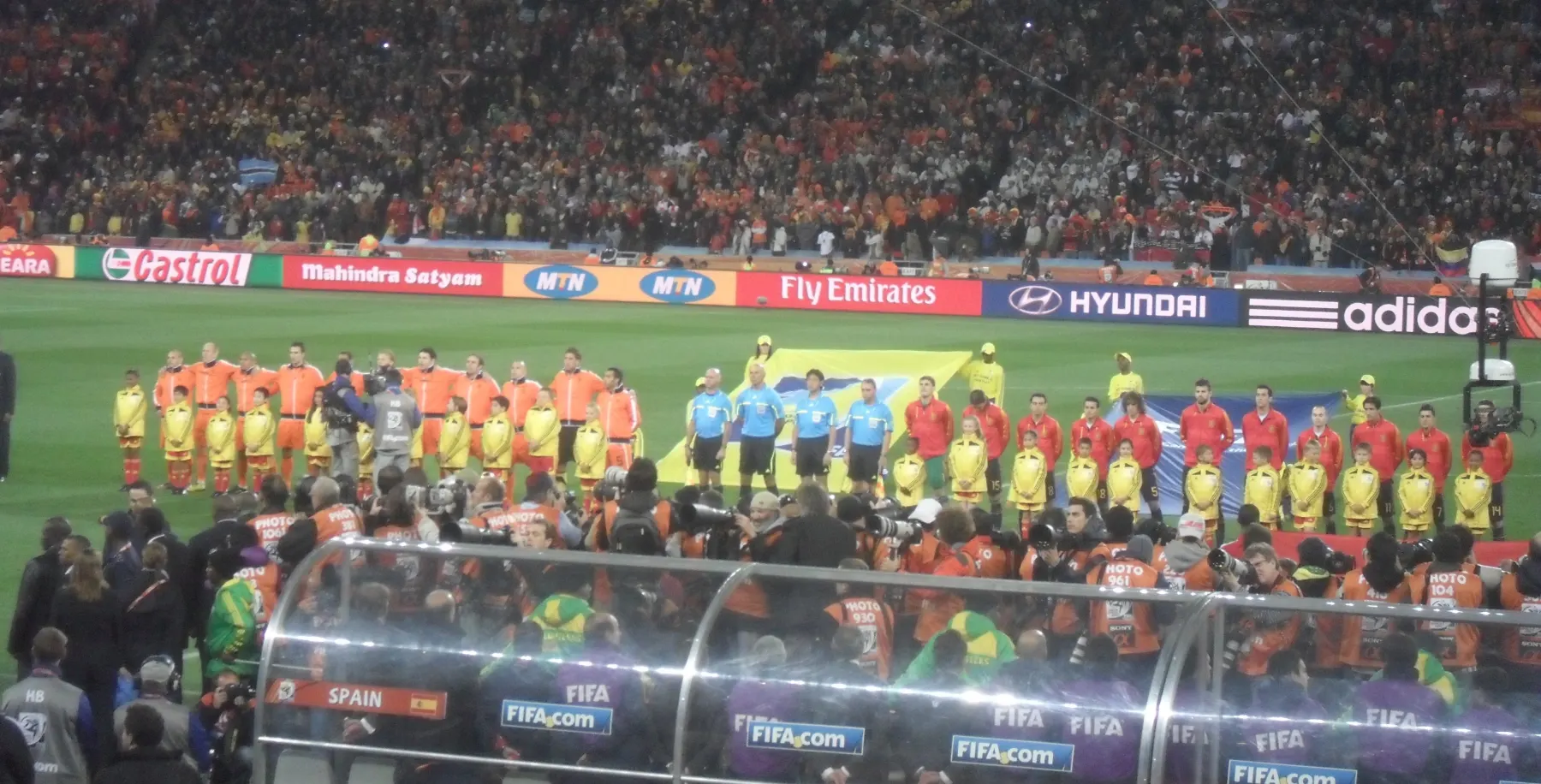 Espana y Paises Bajos escuchan los himnos en la final del Mundial 2010 Espana y Paises Bajos escuchan los himnos en la final del Mundial 2010